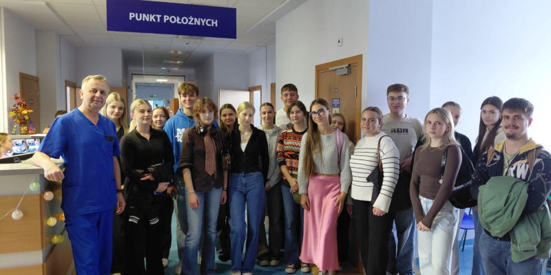 Uczniowie w Szpitalu Powiatowym w Radomsku - zdjęcie grupowe