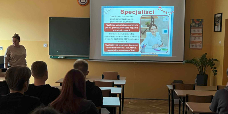 Uczniowie w sali podczas prezentacji