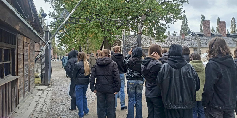 Uczniowie przed wejsciem do obozu