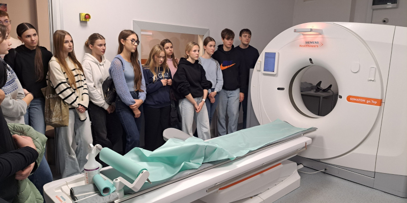 Uczniowie przy tomografie