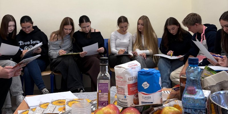 Uczniowie podczas zajęć w sali lekcyjnej 