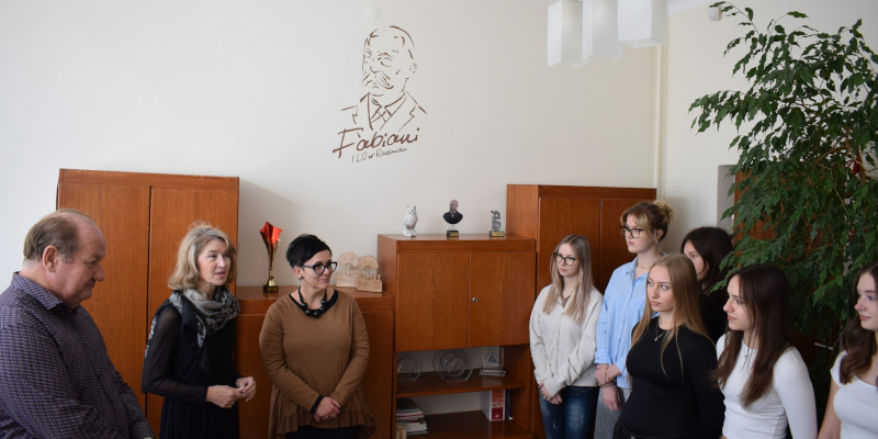 Uczniowie podczas wręczania upominków