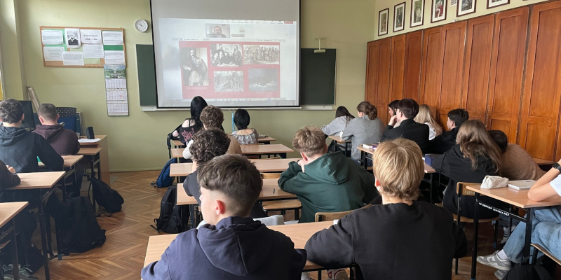  Uczniowie w sali podczas wykładu online