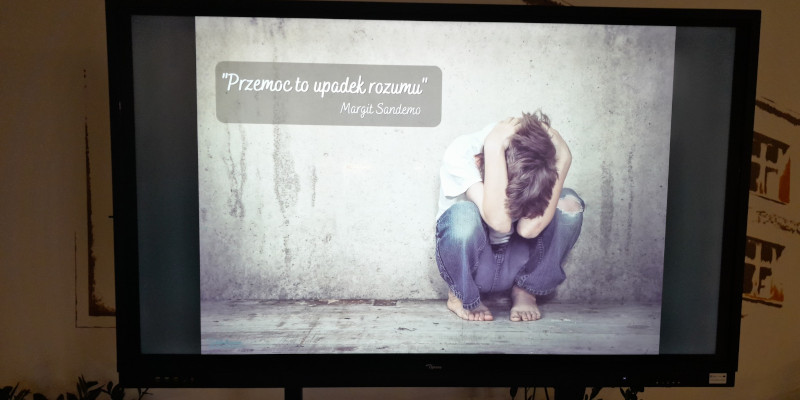  Ekren monitora z prezentacją