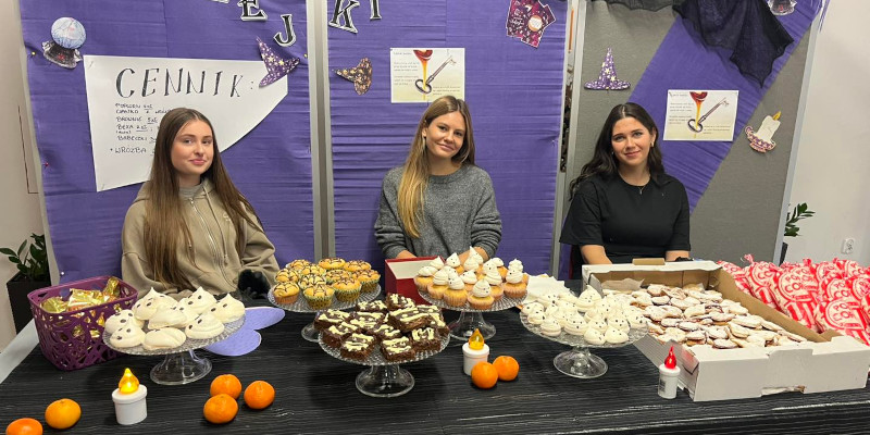 Uczennice I LO przy stole z ciastkami