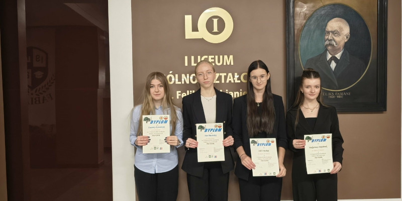 Uczennice z dyplomami