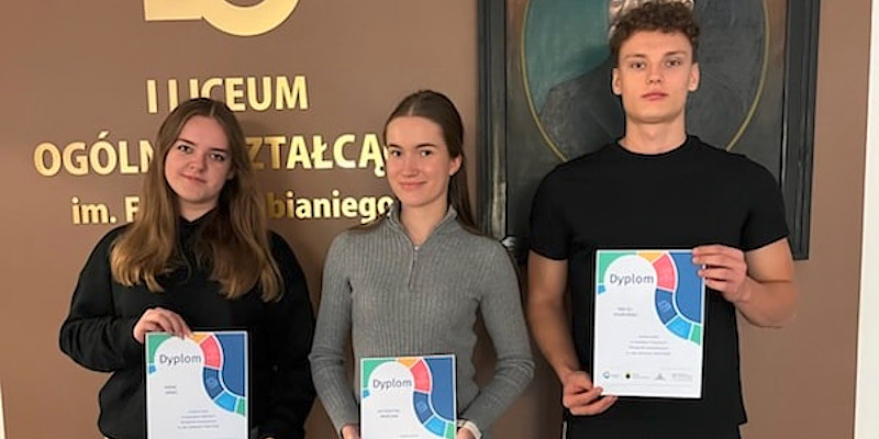 Anna Janas, Katarzyna Marczak oraz Maciej Pioruński - uczniowie klasy IV C  