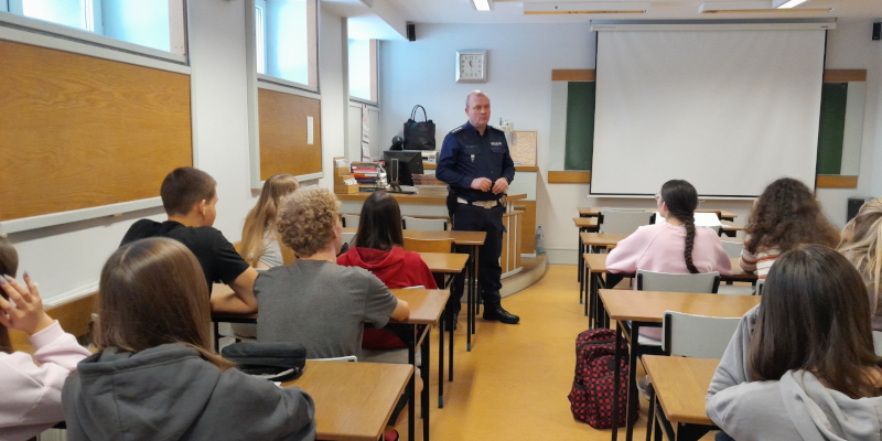  Uczniowie podczas spotkania w sali lekcyjnej