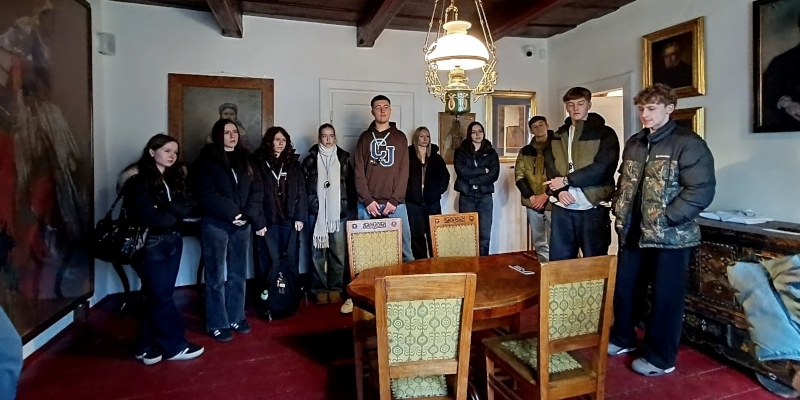 Uczniowie w&nbsp;dworku rodziny Rydlów