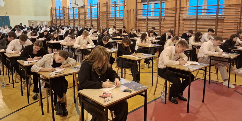 Uczniowie podczas matury na sali gimnastycznej