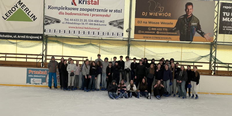  Uczniowie na lodowisku - zdjęcie grupowe