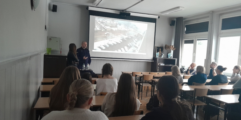 Uczniowie w&nbsp;sali lekcyjnej podczas spotaknia