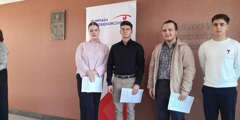  Zuzanna Ościk IIID, Krystian Szczepański IVD, Kacper Smolarek IIID1, Wiktor Makowski IIID1 