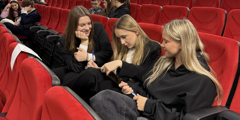 Uczniowie podczas wypełniania testu