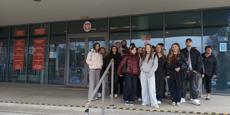 Uczniowie przed budynkiem uniwersytetu - zdjęcie grupowe