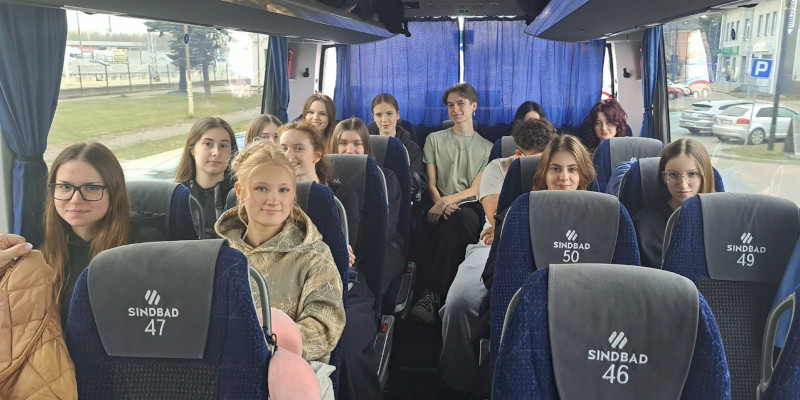 Uczniowie w&nbsp;autokarze