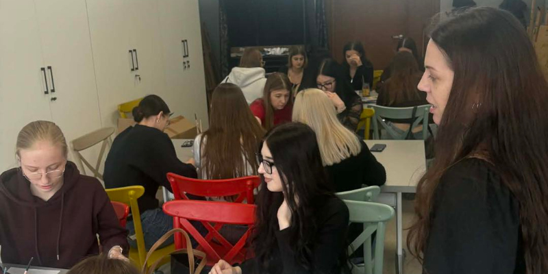  Uczniowie wykonuj prace podczas zajęć plastycznych