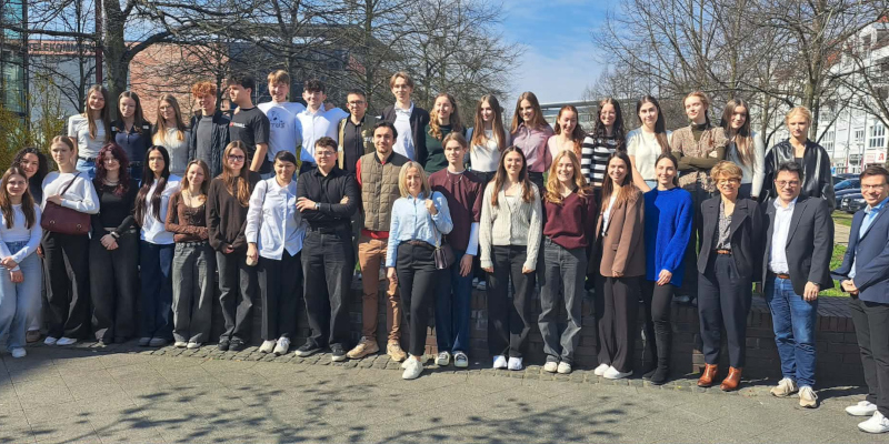  Uczniowie i&nbsp;nauczyciele - zdjęcie grupowe