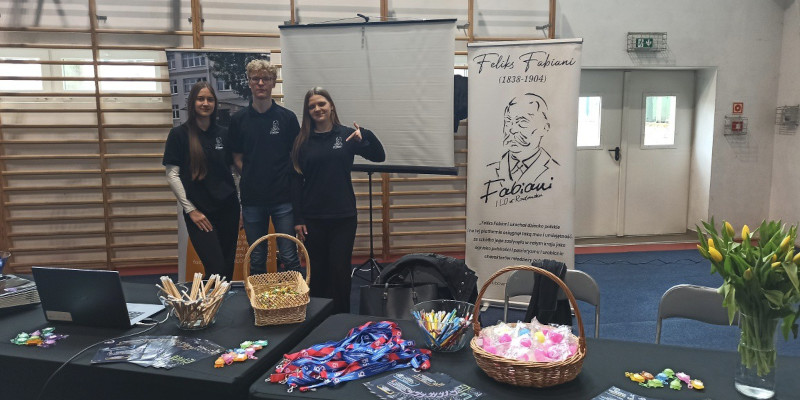  Uczniowie w&nbsp;Powiatowej Hali Sportowej na Targach Edukacyjnych