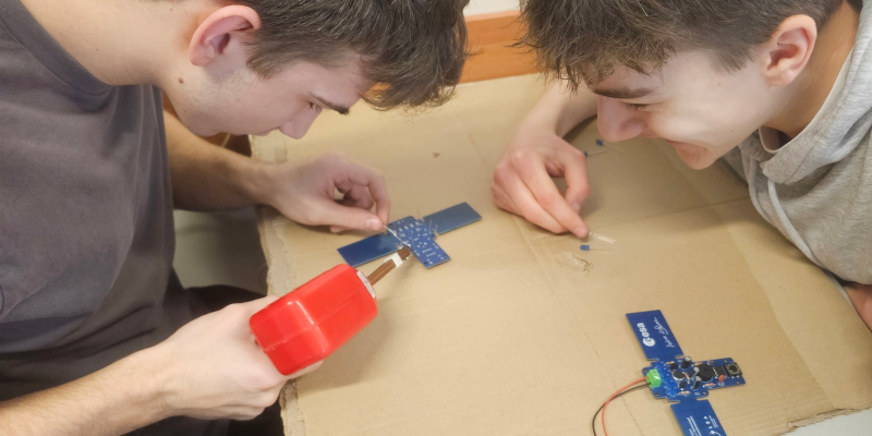 Uczniowie podczas montażu układu elektronicznego