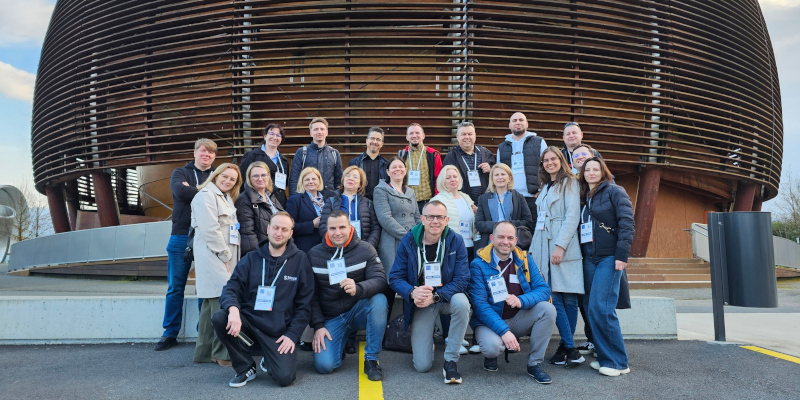 Joanna Mielczarek wśród innych nauczycieli przed CERN