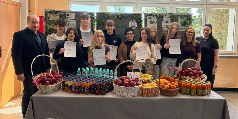 Uczniowie i&nbsp;nauczyciele - zdjęcie grupowe