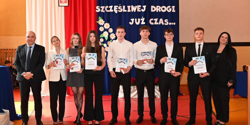 Uczniowie I&nbsp;LO - zdjęcie grupowe