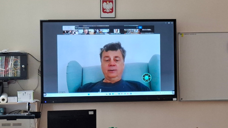  ekran ze spotkaniem online