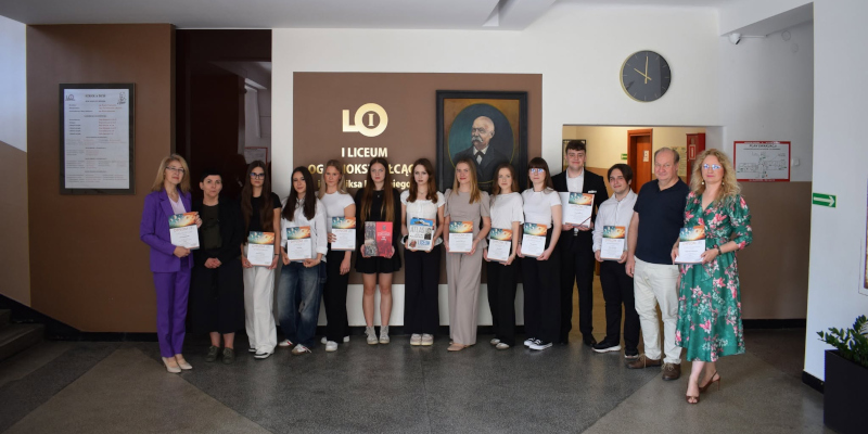 Uczniowie i&nbsp;nauczyciele I&nbsp;LO - zdjęcie grupowe