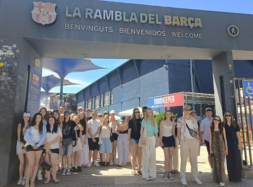 Uczniowie przed  stadionem Camp Nou
