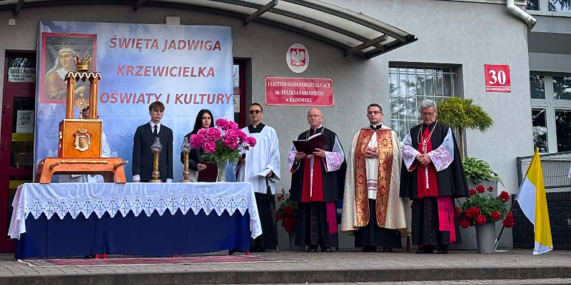 Uczestnicy procesji przez I&nbsp;LO