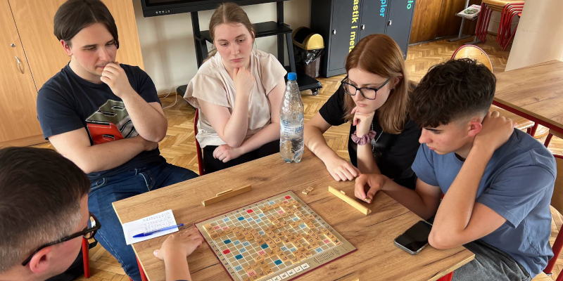 Uczniowie grający w&nbsp;scrabble