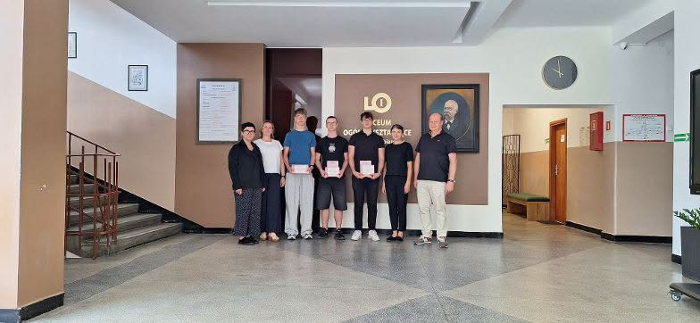 Uczniowie z&nbsp;nauczycielami - zdjęcie grupowe