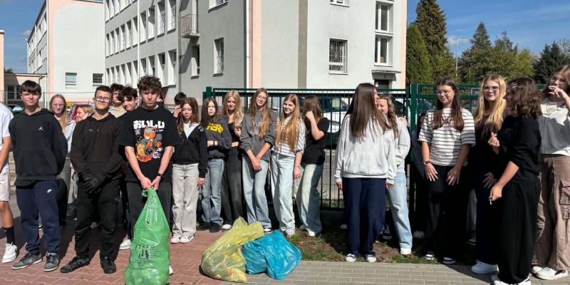 Uczniowie przed szkołą