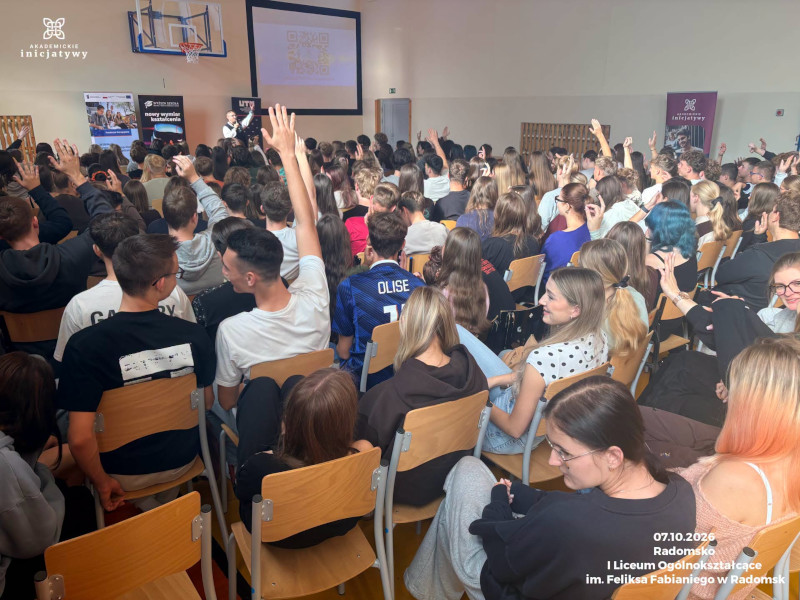 Uczniowie na sali gimnastycznej podczas spotkania 