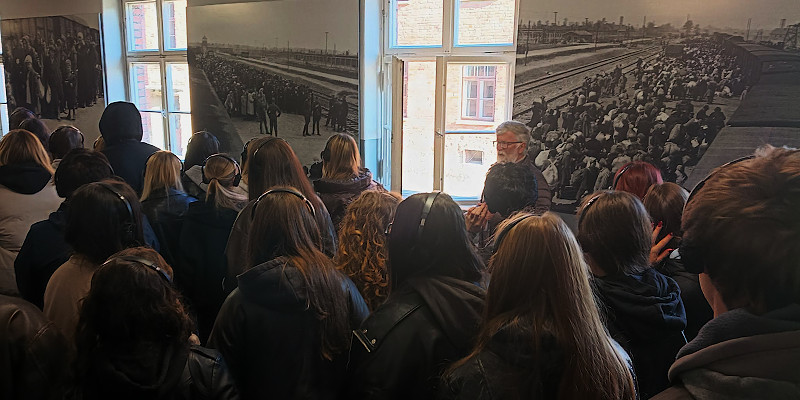 Uczniowie podczas zwiedzania byłego niemieckiego nazistowskiego obozu koncentracyjnego 