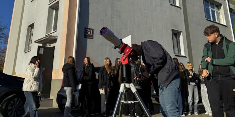  uczniowie przy teleskopie podczas obserwacji 